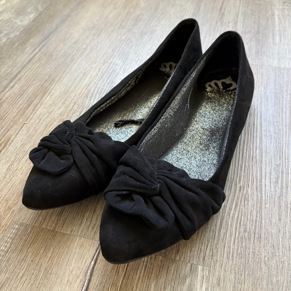 Elegant Black Flats with Bow Detail